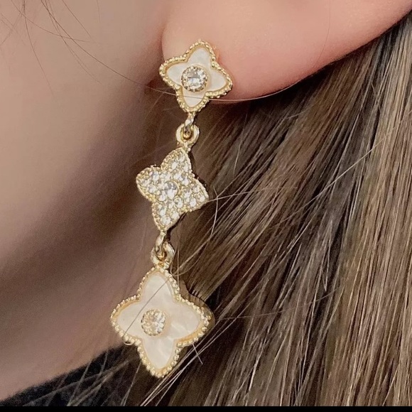 Designer inspired floral clover earrings - Picture 3 of 3